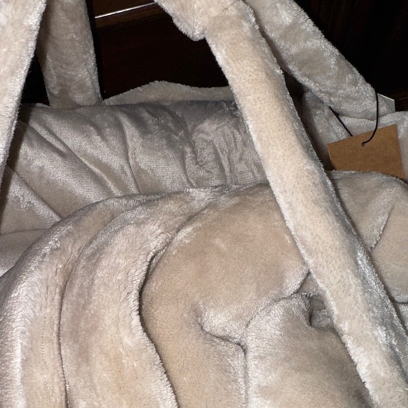 Willow Road Velvet Plush Comforter Set in Cream - Picture 8 of 9